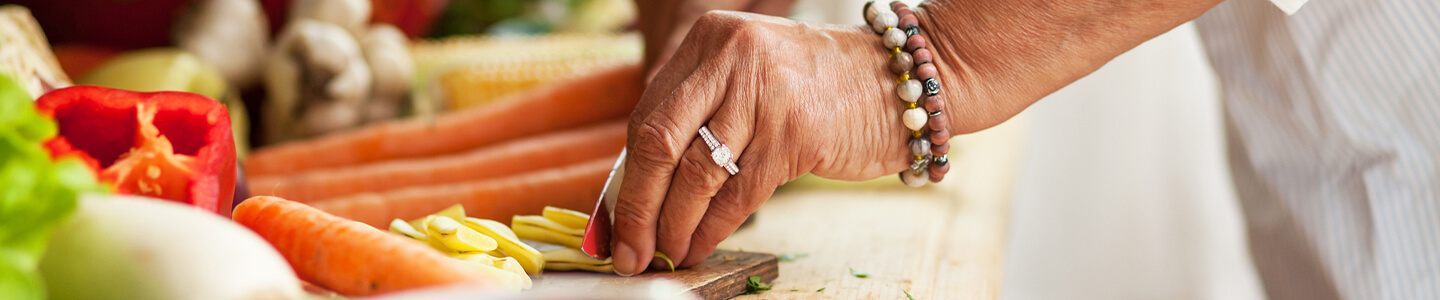 Mujer mayor cocinando verduras