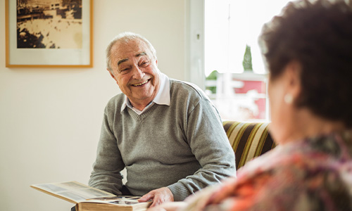 Abuelo hablando con su compañera