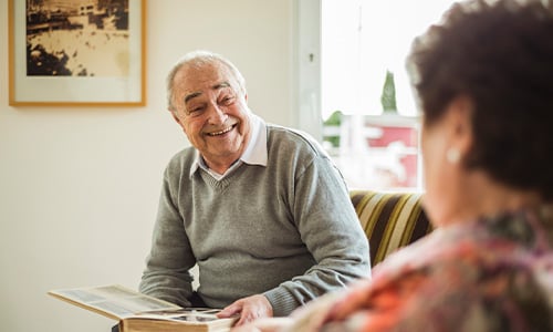 Abuelo hablando con su compañera