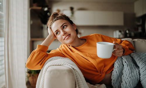Mujer cuidadora tomándose un café descansando
