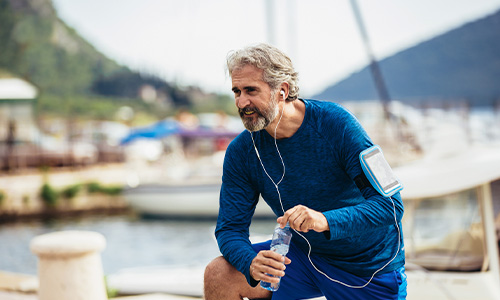 Hombre mayor practica deporte para controlar su hipertensión