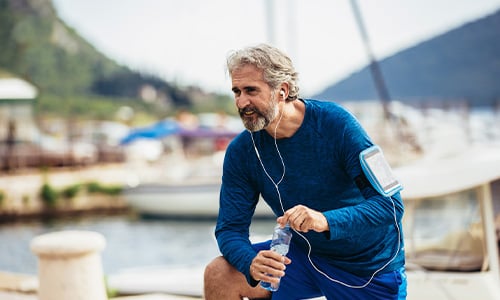 Hombre mayor practica deporte para controlar su hipertensión