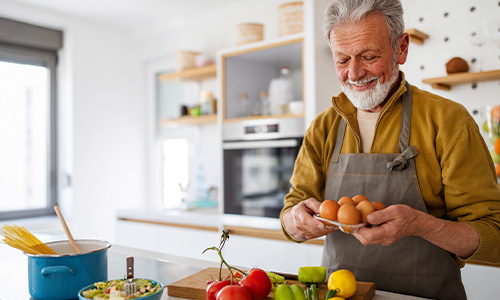 Hombre mayor hace la comida para que no le irrite la vejiga