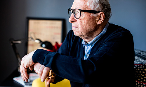 Hombre mayor con Alzheimer mira a través de la ventana