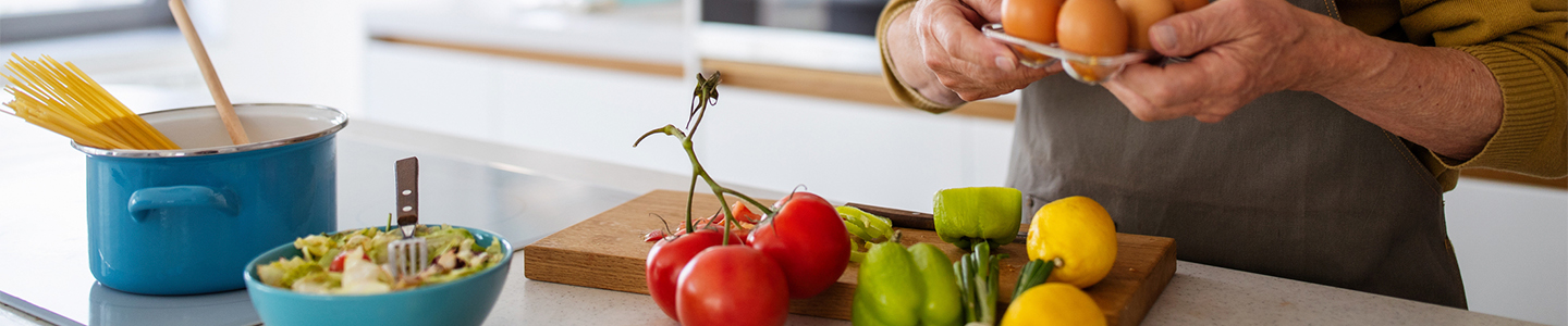 Hombre cocina con productos saludables para que no se irrite la vejiga
