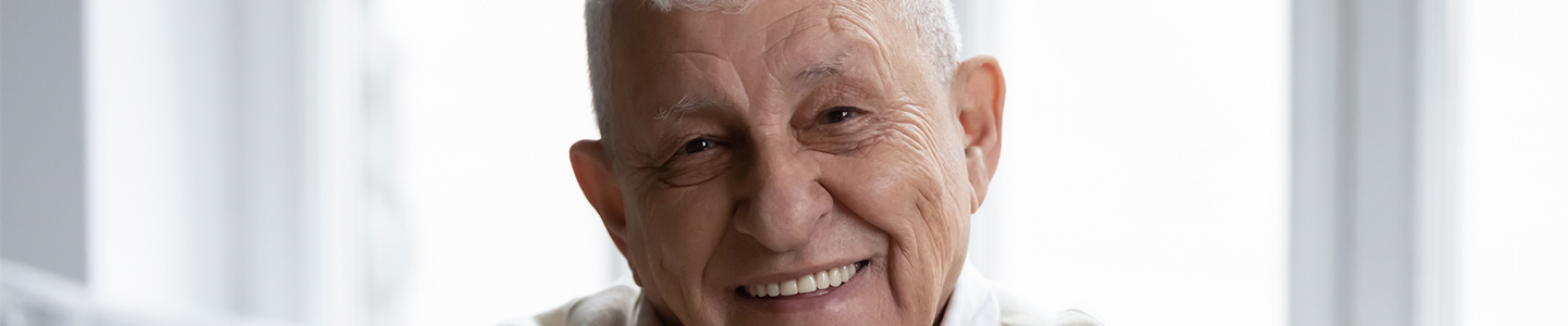Hombre mayor sonriendo 