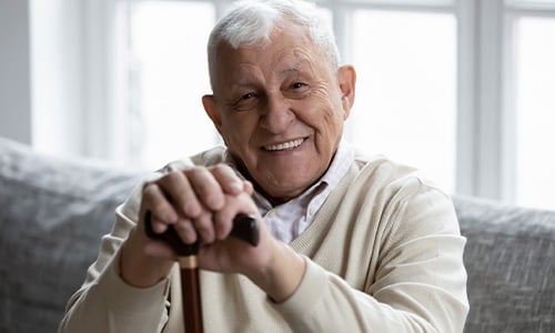 Hombre mayor sonriendo