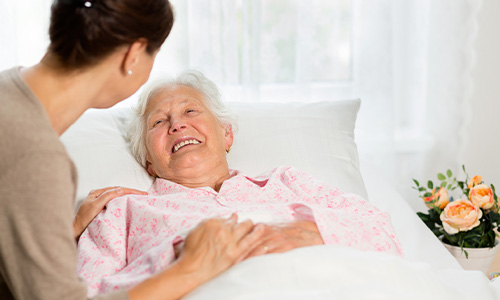 Mujer mayor tumbada en la cama