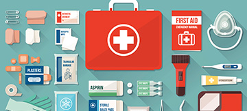 Representación gráfica de un botiquín de primeros auxilios, con todos los esenciales distribuidos por la mesa, linterna, termómetro, gasas, guantes, tiritas, mascarillas, etc. Un botiquín, está pensado para ser útil en cualquier emergencia, pero también te puede servir para limpiar y cuidar una úlcera.