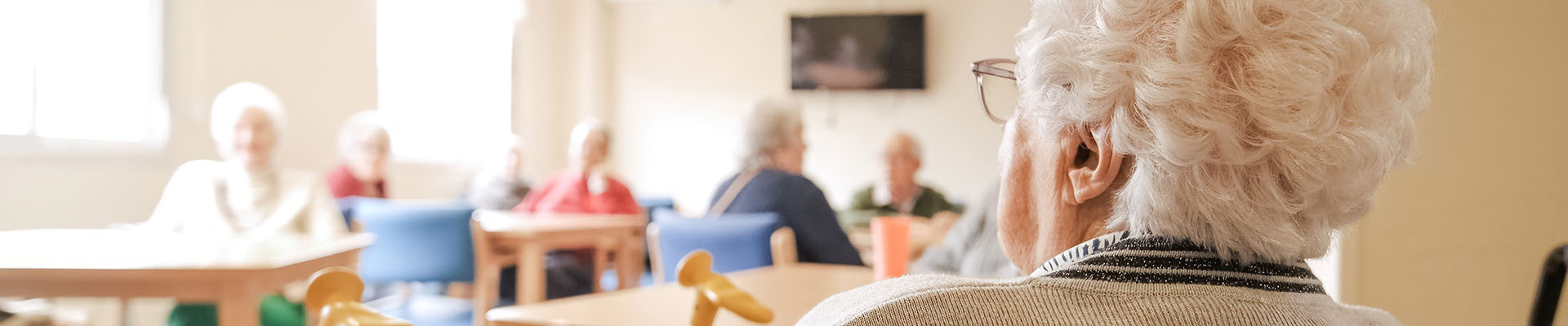 Los mitos y realidades sobre las residencias de personas mayores, ya no son una sorpresa para esta mujer. Los conoce bien, ya que ella es una residente de una residencia de ancianos y se encuentra sentada en la sala de estar de su residencia.